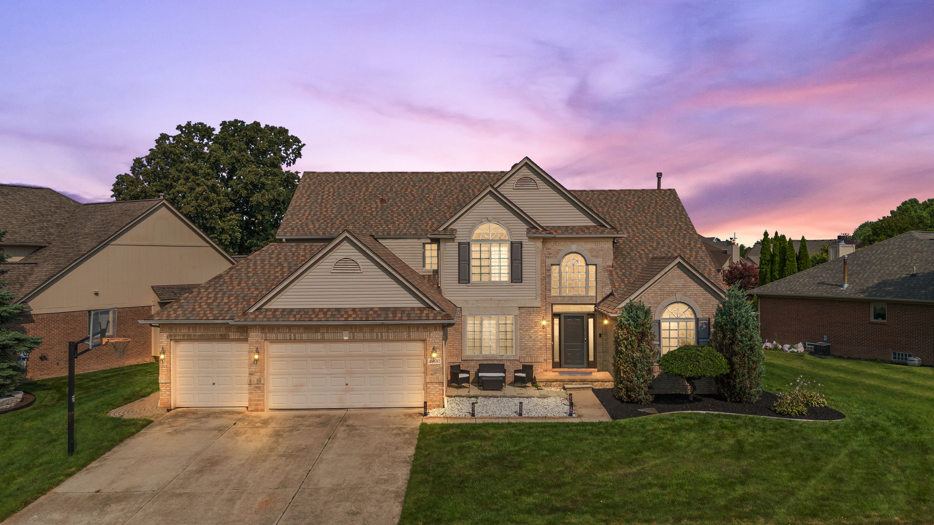 Bradford Dr, Macomb, MI 48044