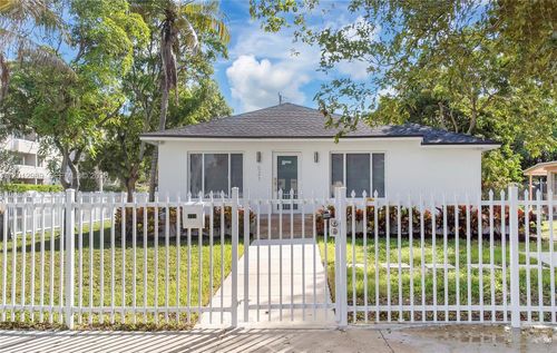 521 Nw 33rd Ave, Miami, FL, 33125-4129 | Card Image