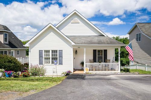 1006 Middlebrook Ave, STAUNTON, VA, 24401-4541 | Card Image