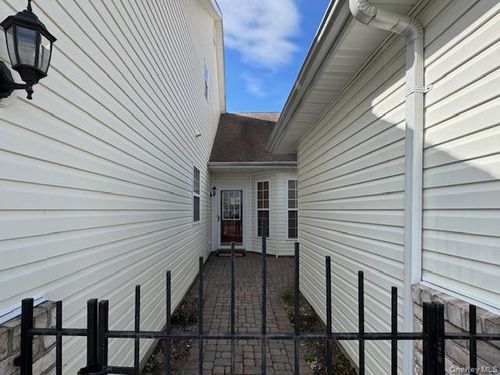 15 Constantine Way, Mount Sinai, NY, 11766-3000 | Card Image