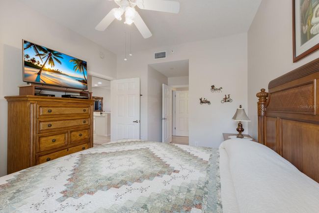 Guest Bedroom with en-suite bath | Image 23