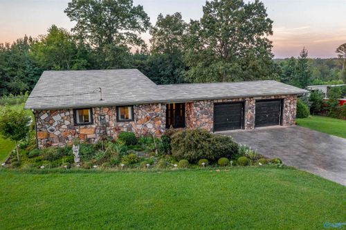 495 Bluebird Ln, Hokes Bluff, AL, 35903-4413 | Card Image