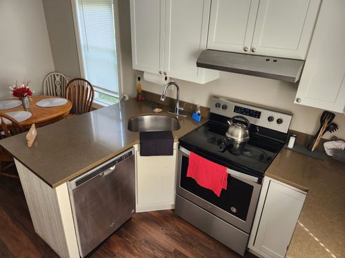 fl-2nd-661 Hevey St, Manchester, NH, 03102-3117 | Card Image