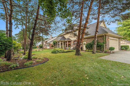 6764 Redford Cir, Troy, MI, 48085-1270 | Card Image