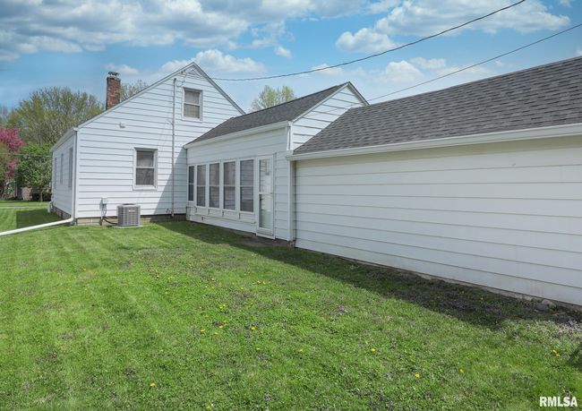 110 18 Th Ave, House other with 3 bedrooms, 1 bathrooms and null parking in Moline IL | Image 31