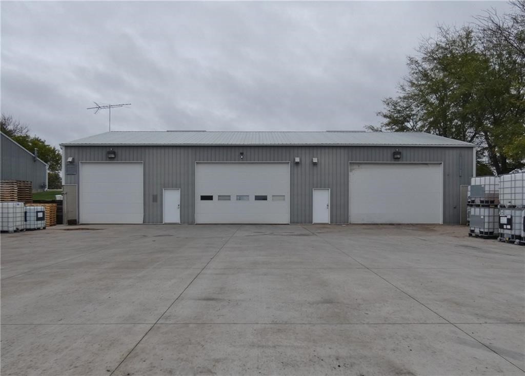 2284 Graceland Rd, Pella, IA 50219