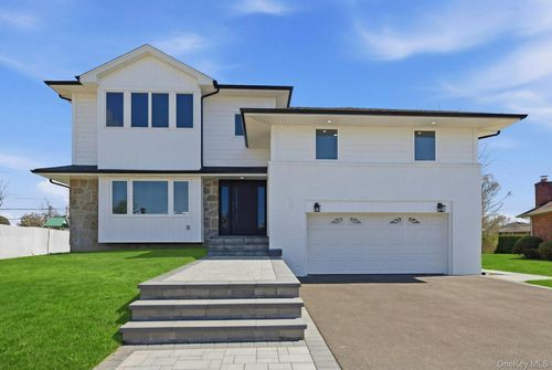2040 Wellington Ct, Westbury, NY, 11590-5836 | Card Image