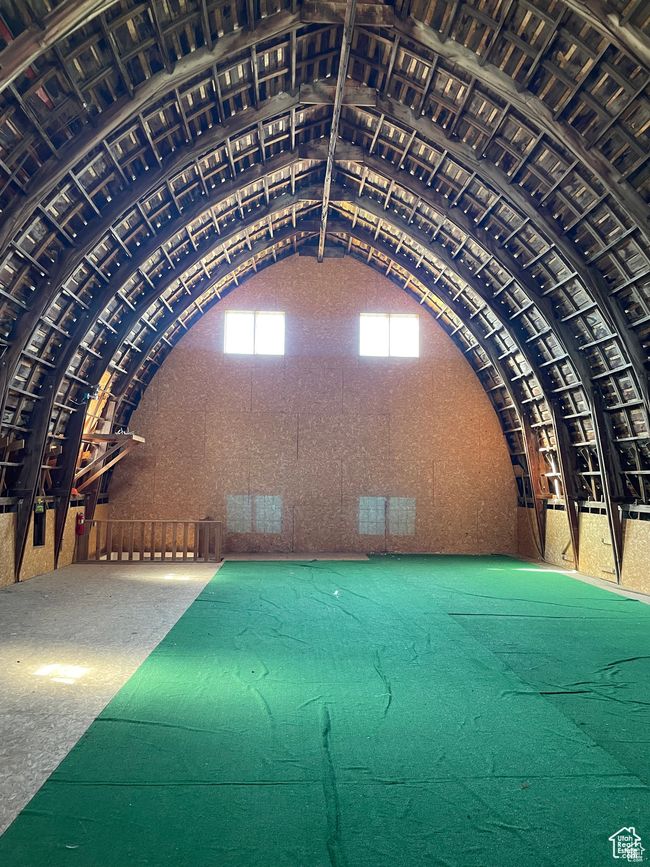 Miscellaneous room with lofted ceiling | Image 14