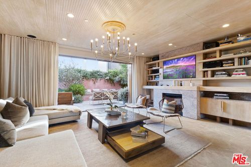 812 Brooks Ave, Venice, CA, 90291-3427 | Card Image