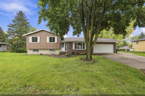 821 Woodfield Road, FOX CROSSING, WI, 54956 | Card Image