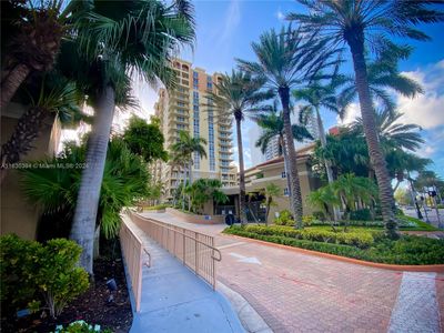 701 - 2080 S Ocean Dr, Condo with 2 bedrooms, 2 bathrooms and null parking in Hallandale Beach FL | Image 3