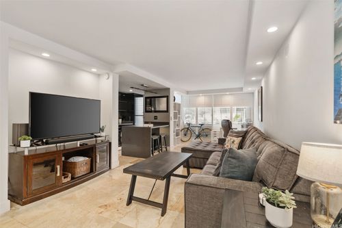 apt-204-3027 Pualei Cir, Honolulu, HI, 96815-4969 | Card Image