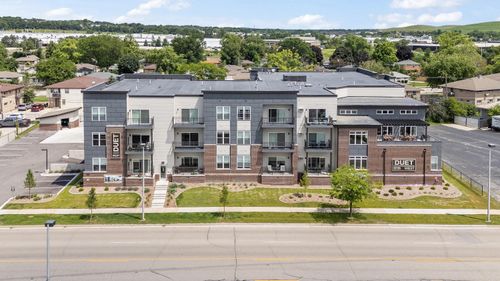 8815092 Main St, Menomonee Falls, WI, 53051-3132 | Card Image