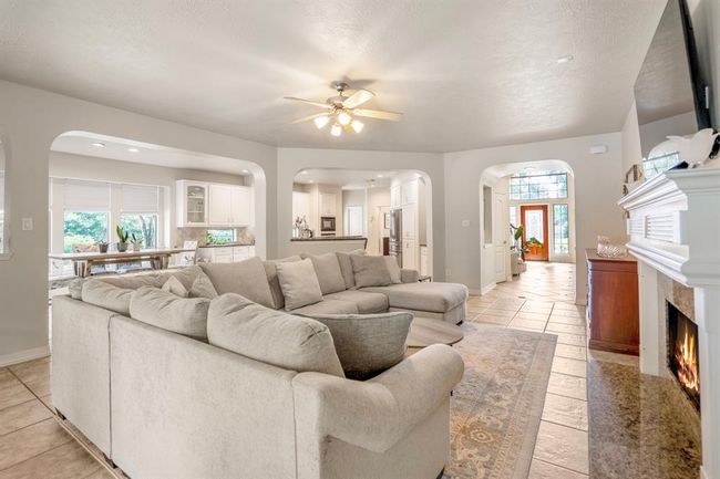 The open floor plan offers a light and breezy feel, with easy access to the kitchen, breakfast room as well as the backyard patio. | Image 14