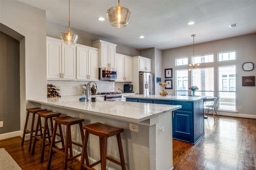 907 City Side Ln, Dallas, TX, 75201-8470 | Card Image