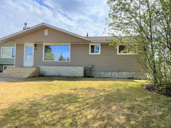 309 5 Street Ne, Home with 5 bedrooms, 2 bathrooms and 6 parking in Slave Lake AB | Image 1