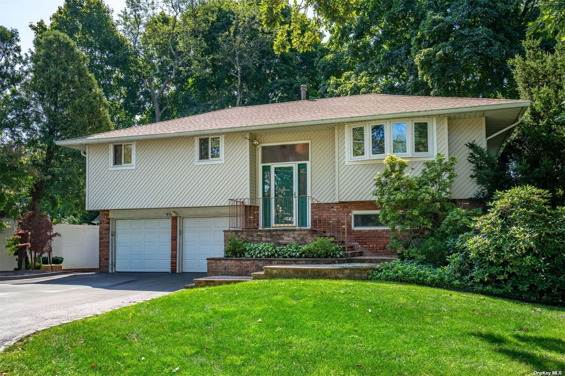 Lyons St, Melville, NY 11747