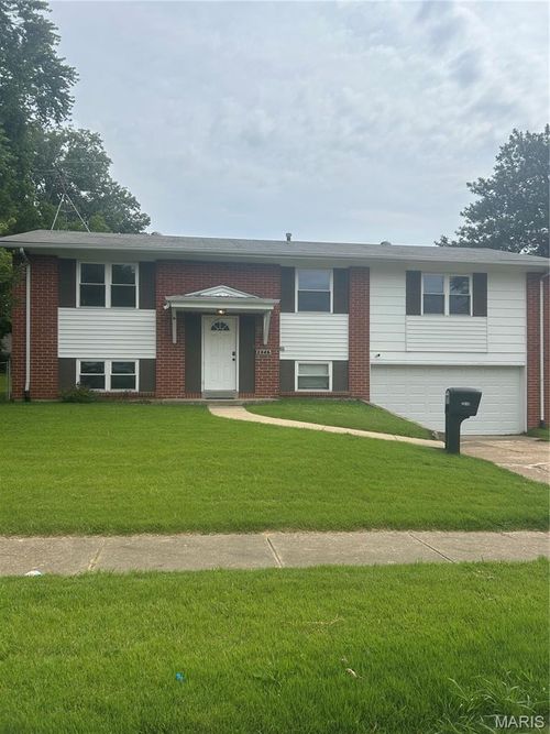 2245 Teakwood Manor Dr, Florissant, MO, 63031-4431 | Card Image