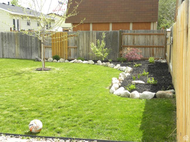 Fenced backyard with nice landscaping! | Image 35