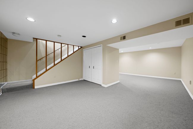 38906 Country Cir, Condo with 2 bedrooms, 3 bathrooms and null parking in Farmington Hills MI | Image 20