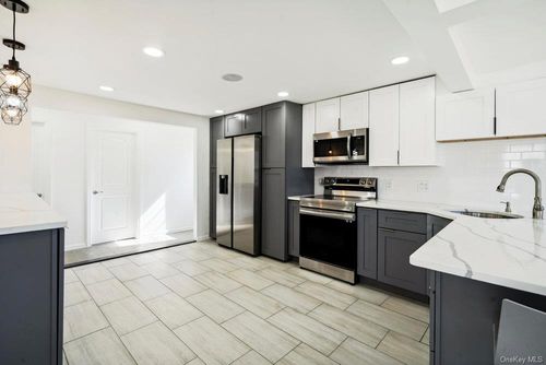 85 Floyd St, Deer Park, NY, 11729-6907 | Card Image