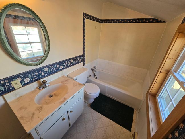 Upper level full bath | Image 23