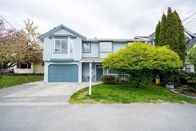 22945 117 Avenue, House other with 4 bedrooms, 3 bathrooms and 3 parking in Maple Ridge BC | Image 2