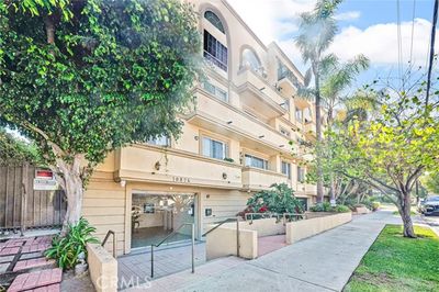 108 - Bloomfield Street, Condo with 2 bedrooms, 2 bathrooms and 2 parking in Toluca Lake CA | Image 2