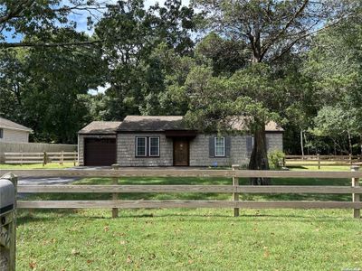 Front yard showing fence | Image 1