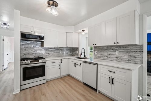 25525 Montebello Ct, Woodhaven, MI, 48183-4324 | Card Image