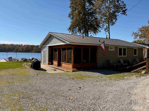 5439 W Warren St, Silver Lake, IN, 46982-8931 | Card Image