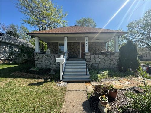 225 W Moore St, Independence, MO, 64050-1829 | Card Image