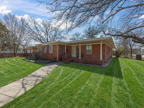 115 W Commerce St, Henrietta, TX, 76365-2121 | Card Image