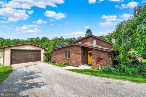 222 Seven Springs Ln, SEVEN VALLEYS, PA, 17360 | Card Image