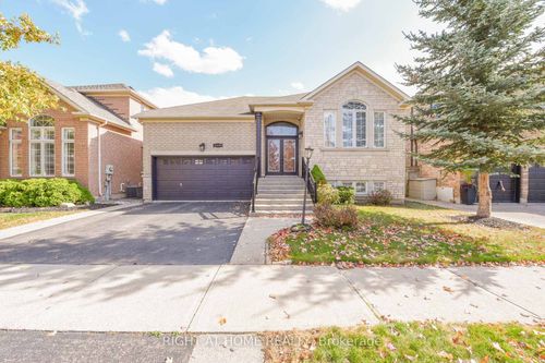 lower-2229 Glazebrook Cir, Oakville, ON, L6M5B5 | Card Image
