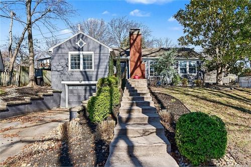 210 E Winthrope Rd, Kansas City, MO, 64113-2450 | Card Image