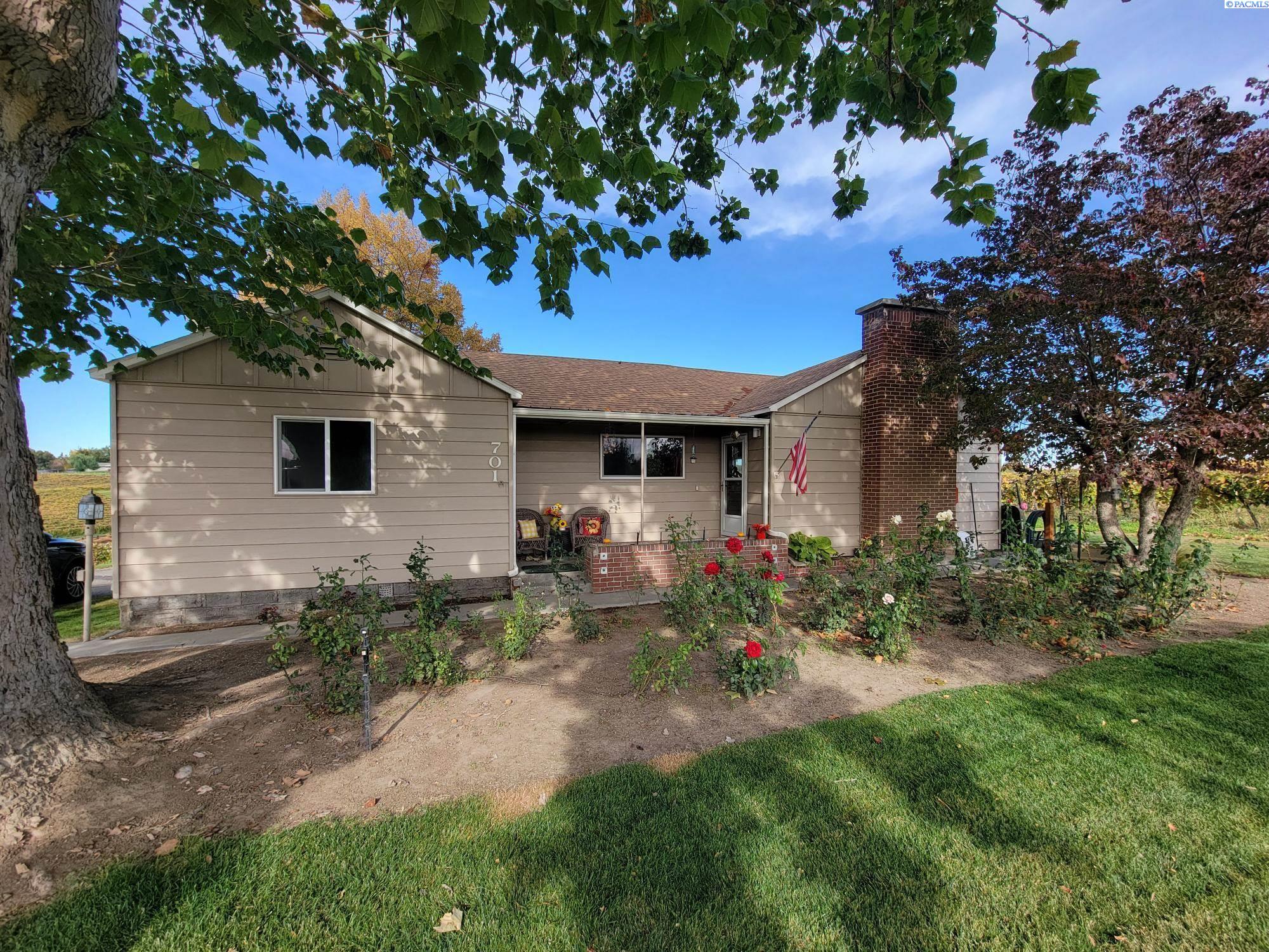Walnut Ln, Grandview, WA 98930