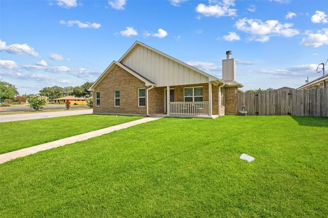 311 E Galveston St, House other with 3 bedrooms, 2 bathrooms and null parking in Giddings TX | Image 4