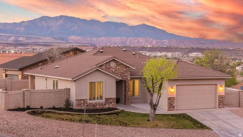 647 Pintura Dr, St. George, UT, 84790-8326 | Card Image