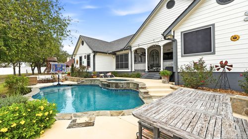 226 Broken Arrow, Floresville, TX, 78114-6012 | Card Image