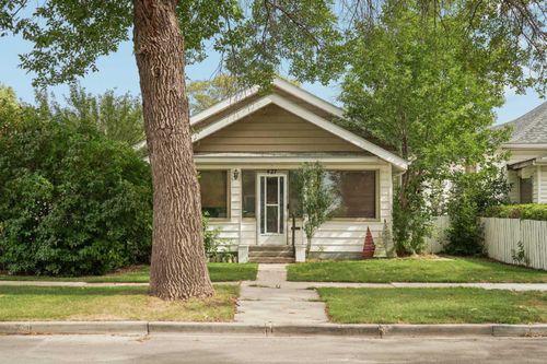 427 12a St N, Lethbridge, AB, T1H2J5 | Card Image