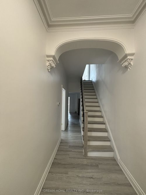 201-262 Clinton St, Toronto, ON, M6G2Y6 | Card Image