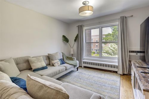 apt-m4-221 Middle Neck Rd, Great Neck, NY, 11021-1131 | Card Image