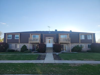 5 - 2291 Bicentennial Avenue, Condo with 2 bedrooms, 1 bathrooms and 2 parking in Crest Hill IL | Image 1