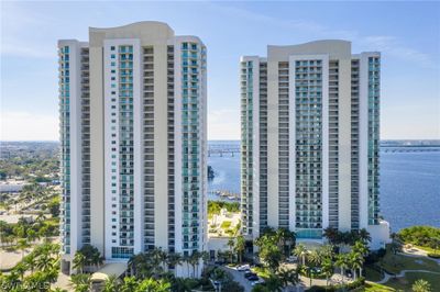 701 - 3000 Oasis Grand Boulevard, Condo with 3 bedrooms, 2 bathrooms and null parking in Fort Myers FL | Image 2