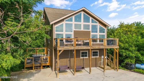 622 Wiley Oakley Dr, Gatlinburg, TN, 37738-4433 | Card Image