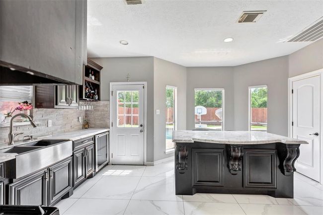 1003 Highland Woods Dr, House other with 4 bedrooms, 3 bathrooms and 2 parking in Highlands TX | Image 11