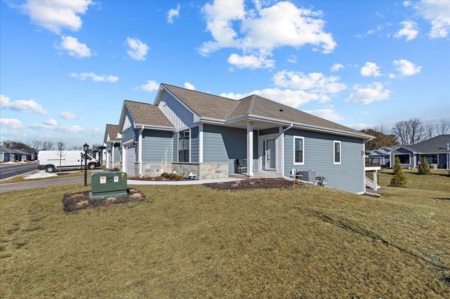 7865 E Stone Ridge Dr, Condo with 3 bedrooms, 3 bathrooms and null parking in Lannon WI | Image 35