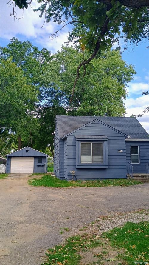 2096 N Center Rd, Burton, MI, 48509-1001 | Card Image