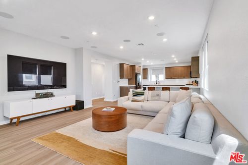 515 Daniel Freeman Cir, Inglewood, CA, 90301-4147 | Card Image